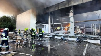 Ruské rakety zasiahli nákupné centrum v Kremenčuku, pribudli obete a ranení