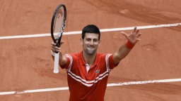 Djokovič vykročil za obhajobou titulu vo Wimbledone. Dosiahol jubilejné víťazstvo