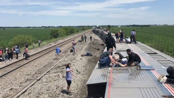 V USA sa vykoľajil vlak s viac ako 240 cestujúcimi, viacero ľudí pri nehode zomrelo