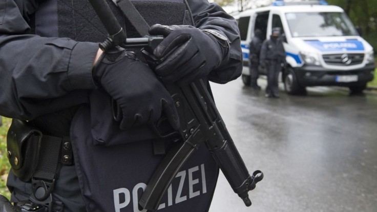 Pred budovou súdu v Nemecku našli odrezanú hlavu, polícia podozrivého muža zatkla