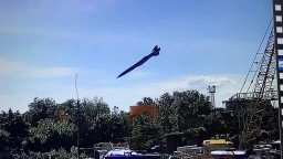 VIDEO: Zelenskyj zverejnil videozáznam s dopadom rakety na nákupné centrum v Kremenčuku