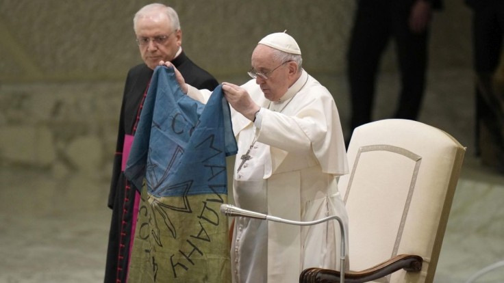 Pápež: Každý deň nosím v srdci drahú a umučenú Ukrajinu, ktorá je bičovaná barbarskými útokmi