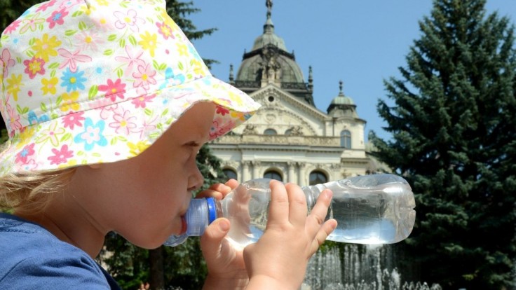 Počas horúčav hrozí dehydratácia, deťom musíte vodu ponúkať. Viete, koľko jej denne treba vypiť?
