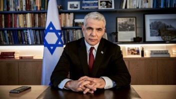 Izraelský parlament odhlasoval zákon o svojom rozpustení. Kým budú predčasné voľby, vládu povedie Lapid