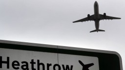 Londýnske letisko zrušilo desiatky letov. Nápor cestujúcich má byť vyšší, než je schopné zvládnuť