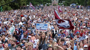 FOTO: S hokejistami Colorada oslavovalo v uliciach Denveru zisk Stanleyho pohára pol milióna fanúšikov