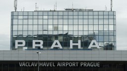 Problémy na pražskom letisku. Nefunguje systém na check-in, ľudia čakajú v radoch
