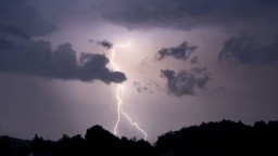 Na väčšine Slovenska hrozia v piatok večer búrky, meteorológovia vydali výstrahy