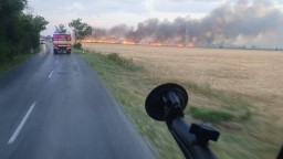 FOTO: Na južnom Slovensku zhorelo 30 hektárov obilia, požiar sa dôsledkom vetra rýchlo rozšíril