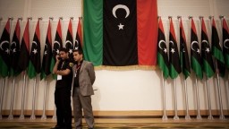 Demonštranti vtrhli do parlamentu Líbye na buldozéri, podpálili aj autá predstaviteľov