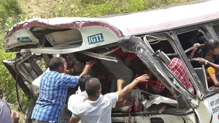 V Pakistane sa zrútil autobus do rokliny, nehoda si vyžiadala najmenej 20 obetí