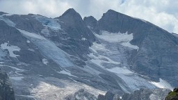 V talianskych Alpách sa odtrhol ľadovec. Hlásia obete aj zranených