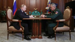 Putin nariadil pokračovať v ofenzíve na Ukrajine, ruským vojakom blahoželal