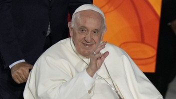 Pápež sa nechystá abdikovať. Cirkev bude riadiť, kým mu to zdravie dovolí