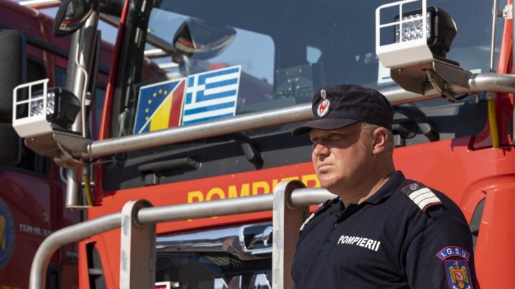 Grécki hasiči bojujú s lesným požiarom západne od Atén, mesto bolo čiastočne evakuované