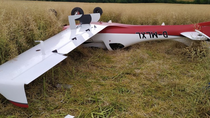 FOTO: Zrútilo sa malé lietadlo, pilot utrpel zranenia. Z nemocnice ho už prepustili