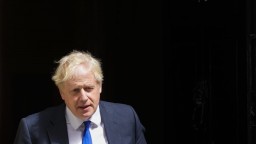 Boris Johnson dnes oznámi rezignáciu, píšu britské médiá