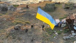 Vztýčenie ukrajinskej vlajky neostalo bez odozvy. Rusko údajne opäť zaútočilo na Hadí ostrov
