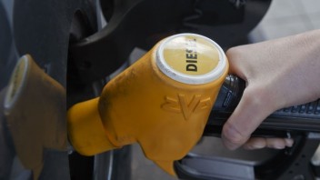 Ceny palív opäť lámu rekordy. Vodiči platia oproti začiatku roka o tretinu viac