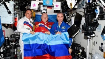 Ruskí kozmonauti na vesmírnej stanici oslavovali dobytie Luhanskej oblasti. NASA tento krok odsúdila