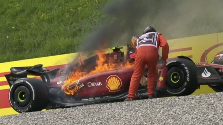 VIDEO: Ferrari malo na VC Rakúska double na dosah. Sainzovi však zlyhal motor a monopost zachvátili plamene