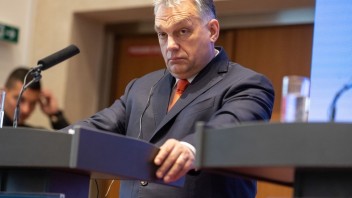 Orbán si zvolal koaličných poslancov. Prisľúbil im, že vláda ochráni Maďarsko aj v čase krízy