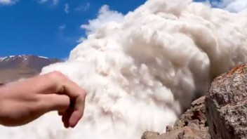 VIDEO: V Kirgizsku sa spustila obrovská lavína. Turista nakrúcal do poslednej chvíle