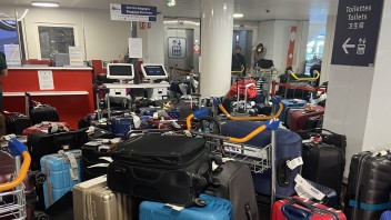 Personál parížskeho letiska štrajkoval a neprišiel do práce. Za jeden deň sa stratilo vyše 20-tisíc kusov batožiny