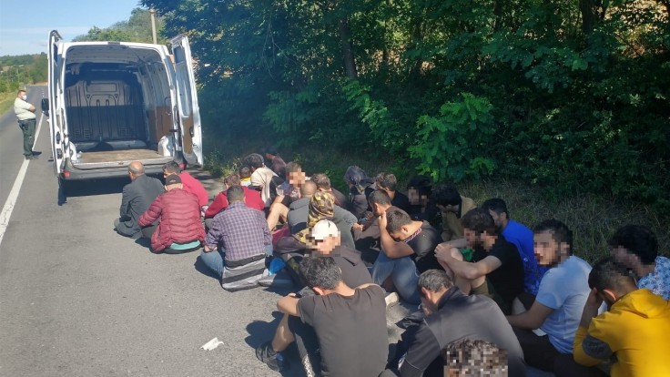 Polícia zastavila v okrese Lučenec dodávku. Tlačili sa v nej migranti zo Sýrie spolu s deťmi