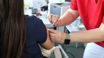 Štvrtou dávkou by sa mali dať zaočkovať aj ľudia do 60 rokov, odporúča nemecký minister zdravotníctva