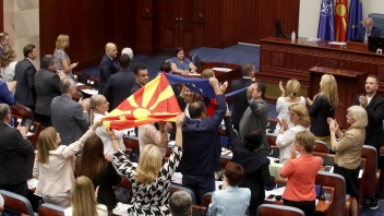 Severné Macedónsko schválilo dohodu s Bulharskom, Skopje môže začať prístupové rozhovory s EÚ