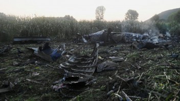 FOTO: Pád lietadla v Grécku nikto neprežil. Viezlo aj vojenskú muníciu