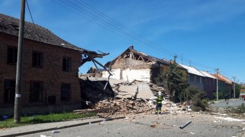 VIDEO: V Česku vybuchol rodinný dom. V troskách hľadajú ľudí, pomáha špeciálna technika
