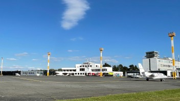 Do sporu medzi riaditeľom letiska v Poprade a zamestnancami zasiahla tajomníčka. Verdikt padne čoskoro