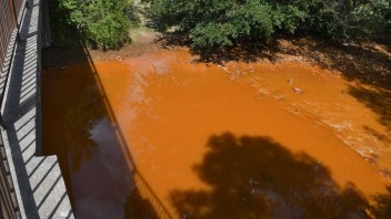 Na znečistenej rieke Slaná vyhlásili mimoriadnu situáciu. Platí pre viaceré okresy