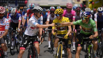 Pogačar vyhral 17. etapu Tour de France. Predbehol držiteľa žltého dresu Vingegaarda