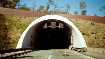 Na diaľnici D2 za tunelom Sitina sa zrazili dve autá, tvorí sa kolóna