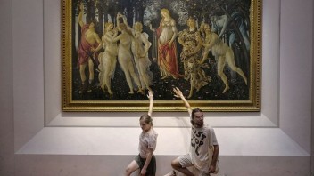 Chceli upozorniť na závažnosť klimatickej krízy, prilepili sa k Botticelliho obrazu