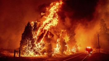V Kalifornii bojujú s masívnym požiarom. Museli evakuovať tisíce ľudí, oheň ohrozuje národný park