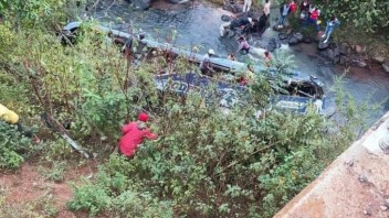 V Keni sa zrútil z mosta autobus, počet obetí rapídne stúpol