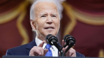 Biden kritizoval Trumpa za nečinnosť pri útoku na Kapitol: Chýbala mu odvaha