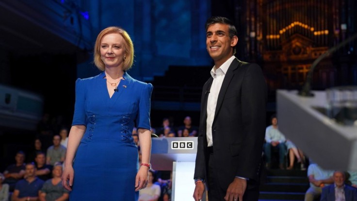 Kandidáti na lídra britských konzervatívcov sa stretli v televíznom dueli. Prišli aj výbušné momenty