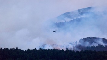 Na severe Česka stále vyčíňa masívny požiar. Nejazdite sem, vyzvali hasiči