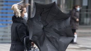 Nezabudnite si dáždnik, na Slovensku poriadne zaprší. Meteorológovia varujú aj pred búrkami