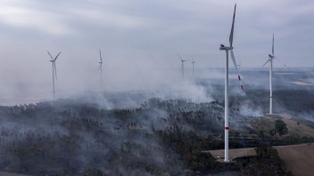 FOTO: Požiar na východe Nemecka sa rýchlo šíri, situácia je podľa hasičov veľmi vážna