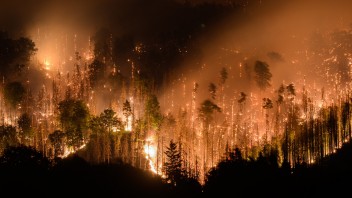 FOTO: České Švajčiarsko stále horí. Plamene zasiahli plochu takmer tisíc hektárov