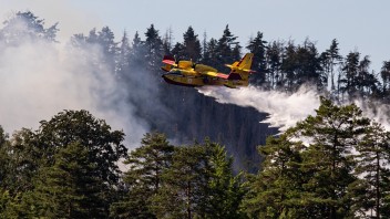 Požiar v Českom Švajčiarsku hasia už šiesty deň, pomôcť prídu aj švédske lietadlá
