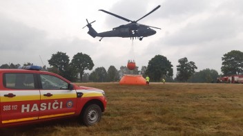 Hasenie v Českom Švajčiarsku sťažilo počasie a úrazy, zranilo sa viacero hasičov