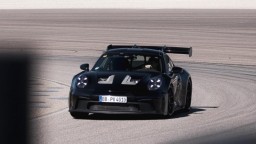 Premiéra nového Porsche 911 GT3 RS je za dverami. Automobilka zverejnila pár záberov a konkrétny dátum