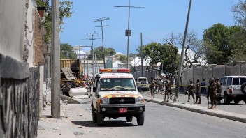 Islamistická teroristická skupina v Somálsku verejne popravila sedem ľudí, civilisti sa museli pozerať